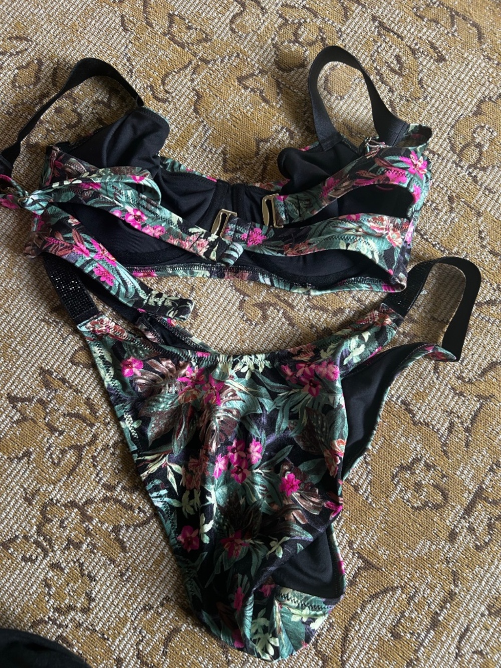 Victoria Secret bikini - Picture 2 of 2